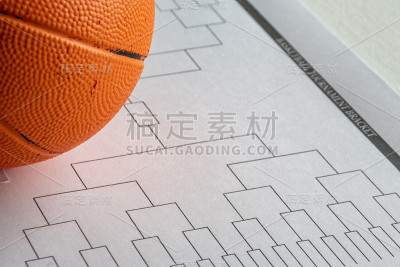 空白支架网格在白纸上，篮球在上面