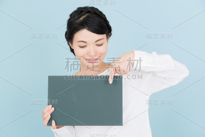 拿着黑板的年轻女子