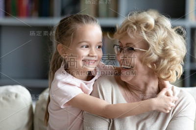 快乐的老祖母和可爱的小孙女玩耍
