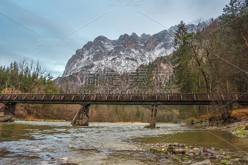 风景在Gesause国家公园与恩斯河和美丽的山景，在斯蒂里亚地区，奥地利