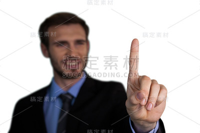 在看不见的界面上微笑的商人触摸食指的特写