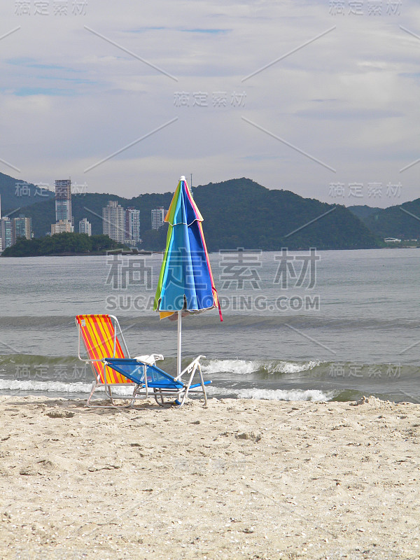 海滩，阳光和大海