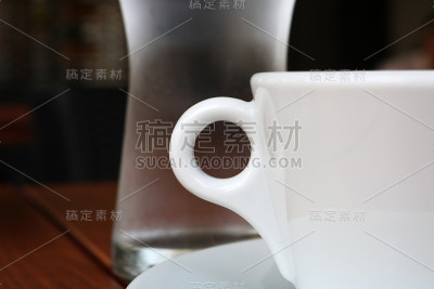 木制背景上的咖啡杯