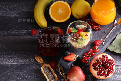 奇亚种子布丁与浆果