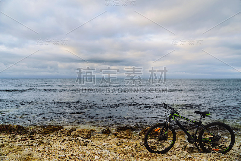 山地车在宁静的蓝色海边