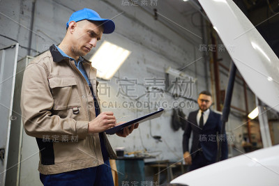 汽车修理工在工作