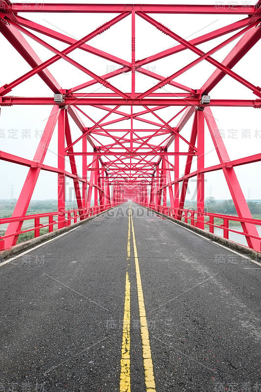 台湾西洛的对称红钢桥和公路