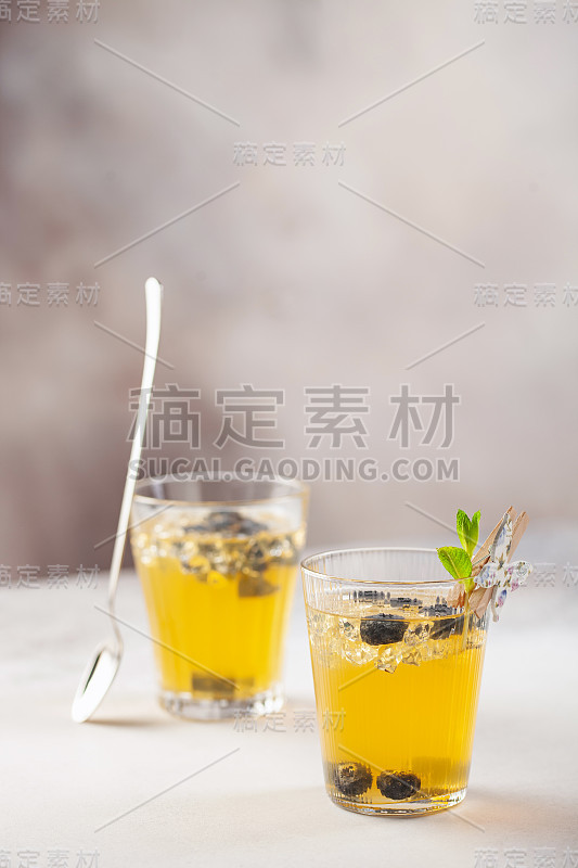 新鲜的橙汁、蓝莓和冰蔓越莓饮料。水果mocktail