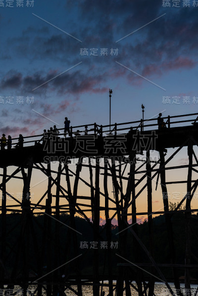 泰国北碧府sangklaburi木桥(孟桥)。