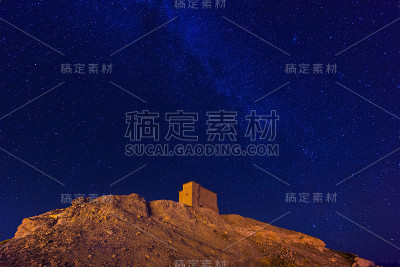 阿特拉斯山脉的夜景。布满星星的夜空。