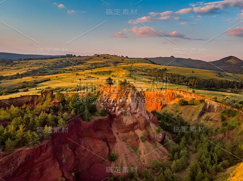 美丽的风景，一个古老的休眠火山口的遗迹与红色粘土和充满活力的颜色