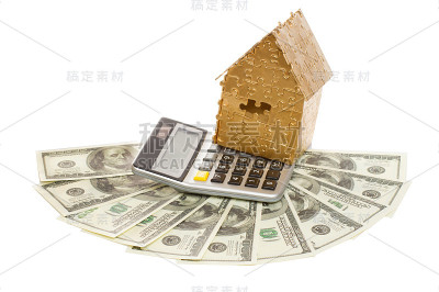 家中的金色计算器和美元