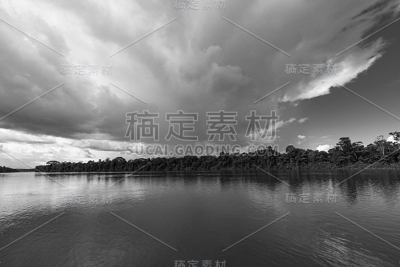 苏里南河上的黑色和白色阴天风景
