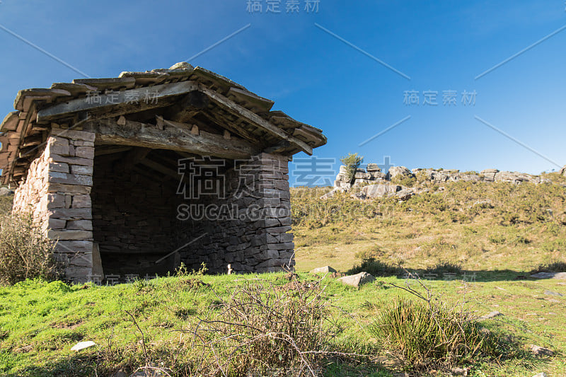 靠近美丽的石头羊舍在乡村山区，巴斯克国家，法国