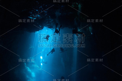 在什么星球上这些人是“可识别的”这是超过接受!!!!大坑洞的观点，潜水员和气泡在明亮的蓝色激光2