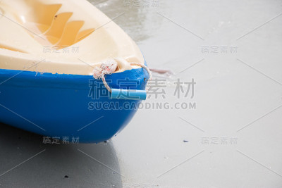 独木舟、皮划艇停靠在海滩上