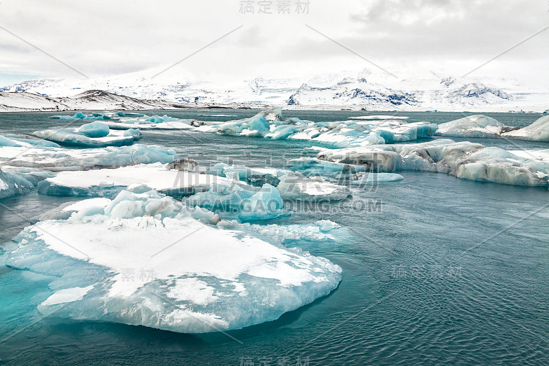 Jokulsarlon是一个冰川泻湖，或者更广为人知的名字是冰山泻湖