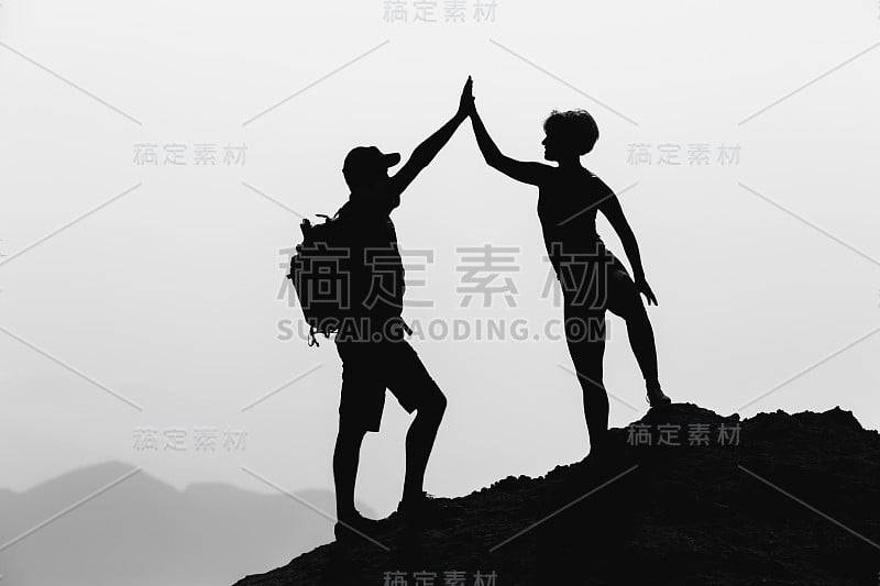 幸福的夫妻庆祝达到人生目标和成功