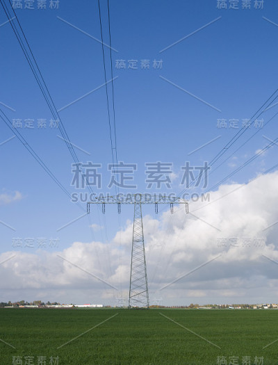 能源工业:在秋天的田野上架空高压电线