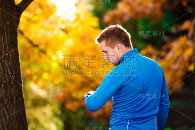 年轻英俊的跑步者