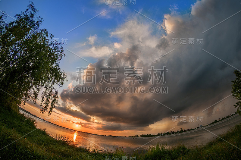 日落时分，罗马尼亚布加勒斯特的米尔湖遭遇暴风雨