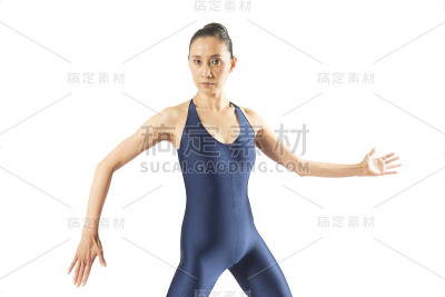 穿着蓝色紧身衣的成年女舞者在演播室跳舞。