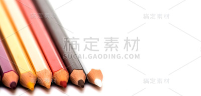 白色背景上的彩色铅笔