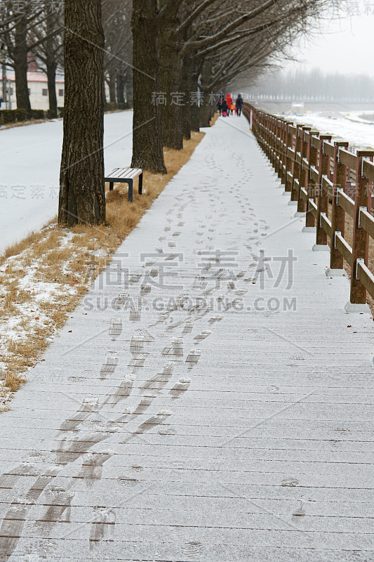 白雪覆盖的道路和脚印