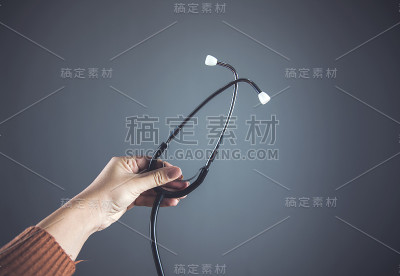 女人的手听诊器