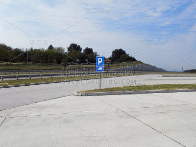 在高速公路附近停车