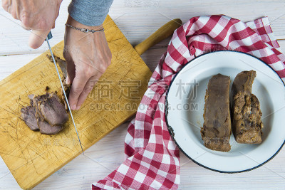 煮熟的猪肉的舌头