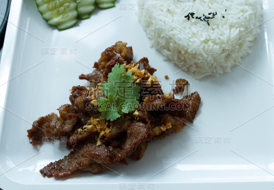 热涮锅的新鲜食物。