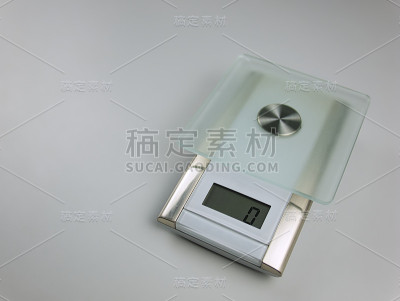 有玻璃和数字显示的厨房秤
