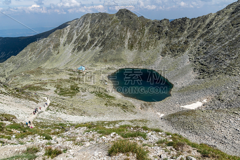 从Musala峰，瑞拉山的Ledenoto(冰)湖全景