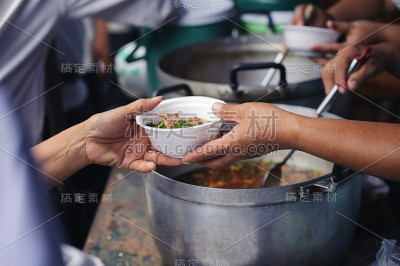 志愿者给穷人提供食物:食物分享的概念帮助解决无家可归者的饥饿问题