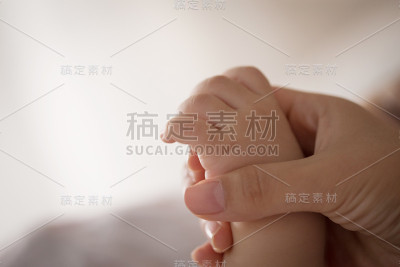 母亲和婴儿的手