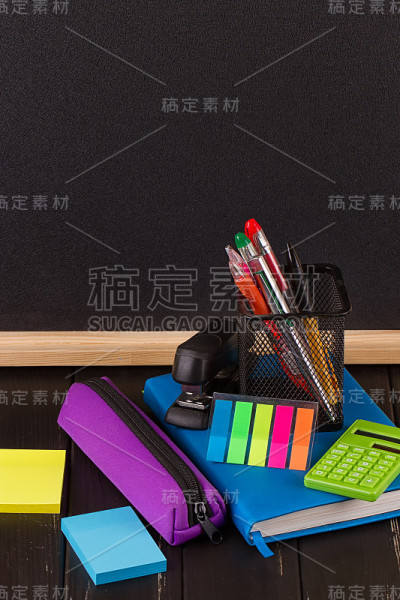 文具:钢笔，笔筒，日记本