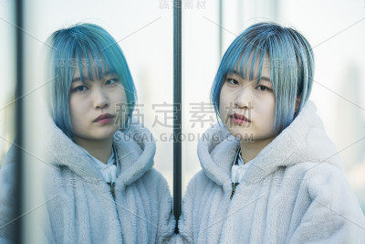 年轻女人和她的倒影