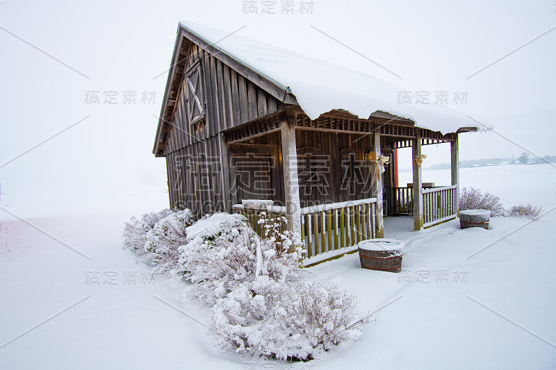 印地安那州霍华德县雪中的老木屋