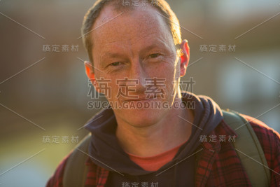 一个男人的特写在街道上的背景光。