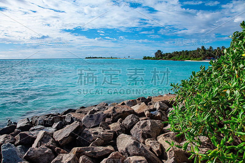 马尔代夫群岛岩石湾与海浪