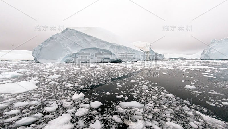 格陵兰岛北冰洋上的冰山