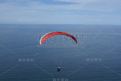 在海上滑翔