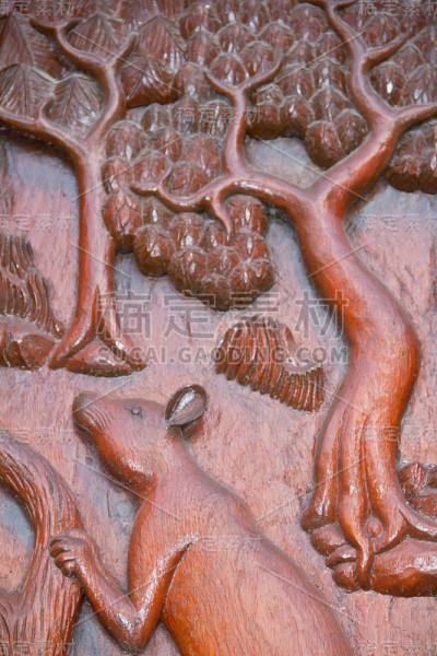 雕刻艺术的木材百叶窗寺庙泰国。