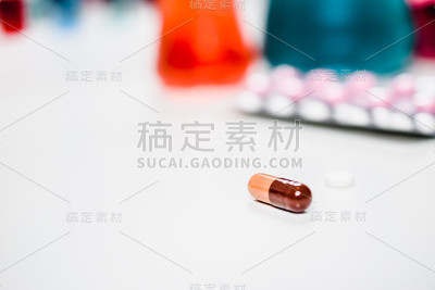 药片和试管在实验室。靠近拷贝空间。