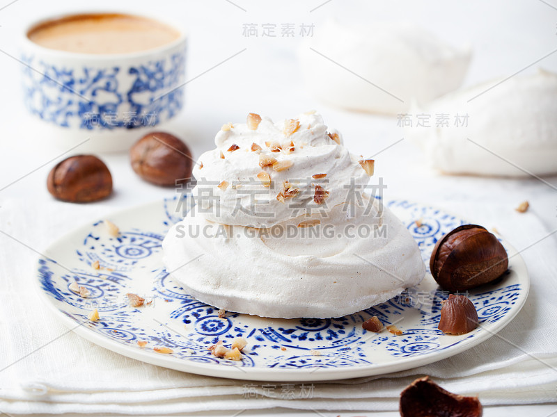 奶油栗子蛋奶酥，白色背景