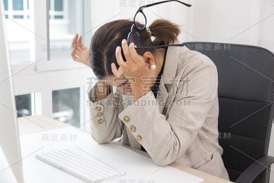 亚洲女商人感到压力很大，因为工作而疲惫，因为工作而头疼。
