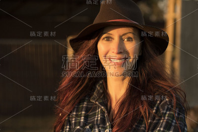日落时微笑的美丽女人