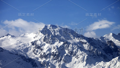 雪山在太阳日