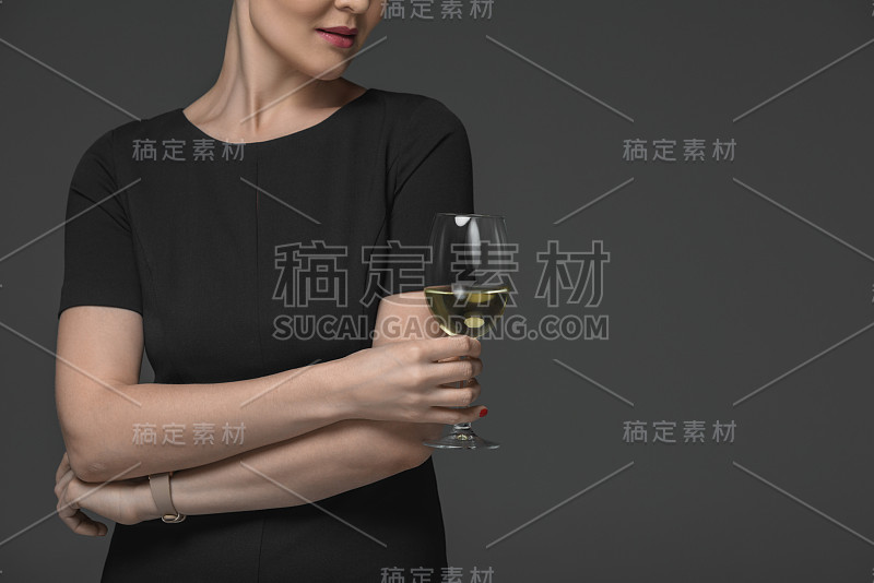 穿黑衣服的女人拿着一杯白葡萄酒